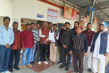 Lakhimpur - Lakhimpur Kheri News: ट्रेनों की संख्या बढ़ाने के लिए सौंपा ज्ञापन