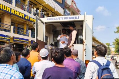 मिलावटखोरों - मिलावटखोरों से सावधान: सड़क पर उतरी जांच वैन, खाद्य पदार्थों के 35 नमूनों की जांच की; लोगों को किया जागरूक