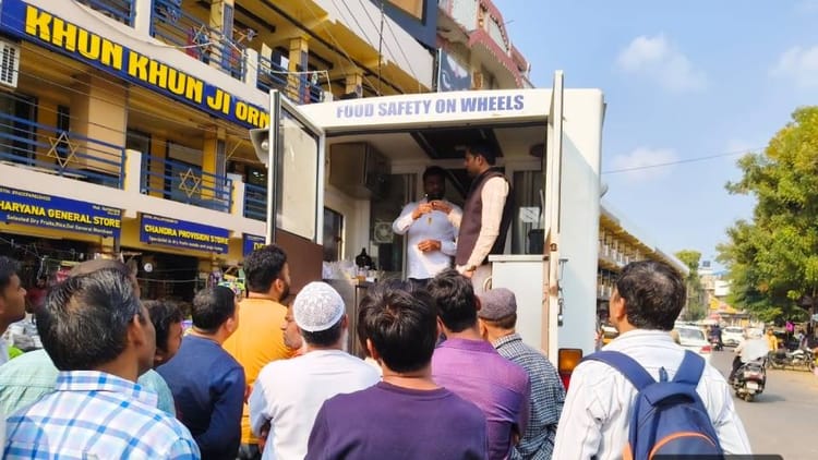 मिलावटखोरों - मिलावटखोरों से सावधान: सड़क पर उतरी जांच वैन, खाद्य पदार्थों के 35 नमूनों की जांच की; लोगों को किया जागरूक