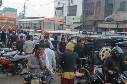 Lakhimpur - Lakhimpur Kheri News: गोला में शिवम चौराहा से आंबेडकर तिराहे तक जाम में घंटों फंसे रहते हैं राहगीर