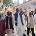 Lakhimpur - Lakhimpur Kheri: शंकराचार्य प्रकरण पर कांग्रेस नेताओं ने निकाला पैदल मार्च, डीएम कार्यालय पर किया प्रदर्शन