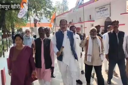 Lakhimpur - Lakhimpur Kheri: शंकराचार्य प्रकरण पर कांग्रेस नेताओं ने निकाला पैदल मार्च, डीएम कार्यालय पर किया प्रदर्शन