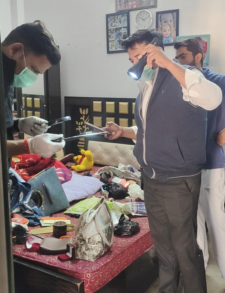 Lakhimpur - Lakhimpur Kheri News: छत का जाल तोड़कर घर में घुसे चोर, चार लाख के जेवर ले उड़े