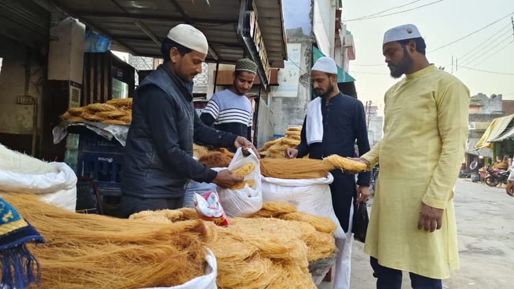 Lakhimpur - Lakhimpur Kheri News: गुजिया-सेवईं की मिठास से महका बाजार