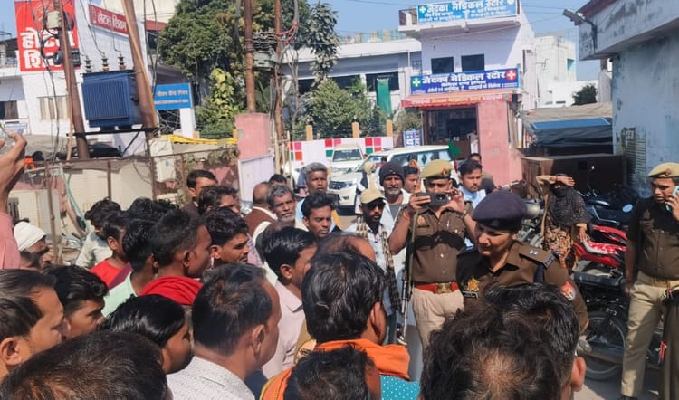 Mahoba - Mahoba Accident: शादी समारोह से लौट रही पांच महिलाओं को पिकअप ने रौंदा; तीन की मौत और दो मेडिकल कॉलेज रेफर