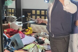 Lakhimpur - Lakhimpur Kheri News: छत का जाल तोड़कर घर में घुसे चोर, चार लाख के जेवर ले उड़े