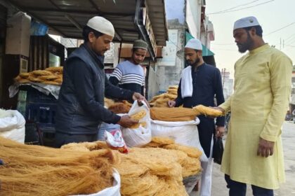 Lakhimpur - Lakhimpur Kheri News: गुजिया-सेवईं की मिठास से महका बाजार