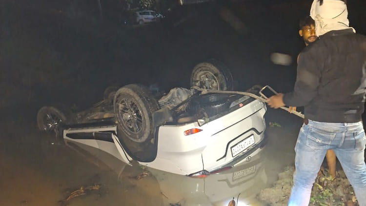 Hardoi - Hardoi Accident: बरातियों से भरी कार अनियंत्रित होकर तालाब में गिरी, युवक की मौत