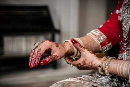 UP News: - UP News: युवक ने फिल्मी अंदाज में बीच सड़क पर रोकी दुल्हन की कार, बोला- ये मेरी पत्नी; दूल्हे के उड़ गए होश