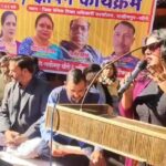 Lakhimpur - Lakhimpur Kheri: शिक्षकों ने बीएसए कार्यालय परिसर में दिया धरना, टीईटी अनिवार्यता का विरोध