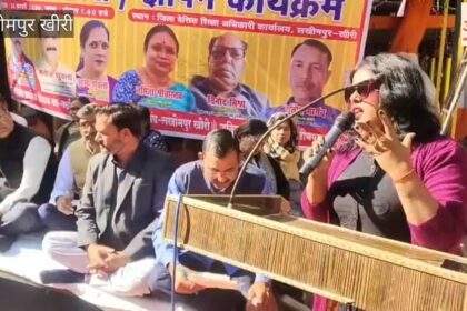 Lakhimpur - Lakhimpur Kheri: शिक्षकों ने बीएसए कार्यालय परिसर में दिया धरना, टीईटी अनिवार्यता का विरोध