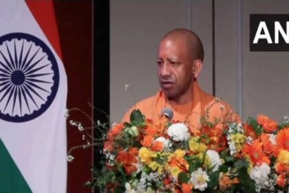 UP: सीएम - UP: सीएम योगी बोले, समयसीमा तय कर जमीन पर उतरेंगे 2.5 लाख करोड़ के निवेश, यूपी में बनेगी जापान सिटी