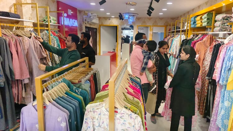 Lakhimpur - Lakhimpur Kheri News: होली की रौनक से सजे बाजार, 20 करोड़ से अधिक के कारोबार की उम्मीद