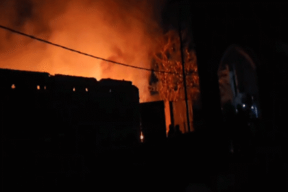 Amroha: - Amroha: इस्लाम नगर में कॉटन वेस्ट के दो कारखानों में लगी आग, लाखों का नुकसान, शॉर्ट सर्किट से हादसे की आशंका