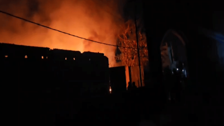 Amroha: - Amroha: इस्लाम नगर में कॉटन वेस्ट के दो कारखानों में लगी आग, लाखों का नुकसान, शॉर्ट सर्किट से हादसे की आशंका