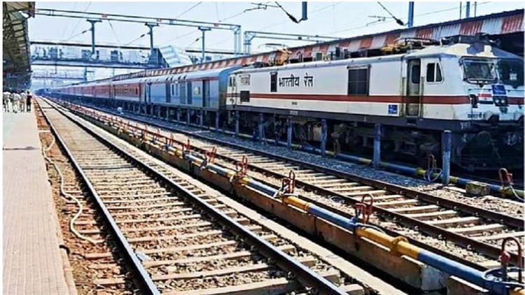 होली - होली पर रेलवे का तोहफा: नई दिल्ली-आगरा इंटरसिटी अब ग्वालियर तक, इन चार ट्रेनों का भी किया गया विस्तार