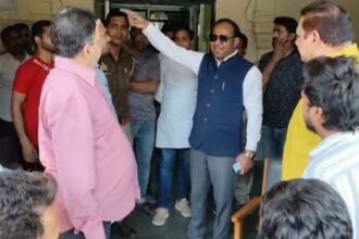 Baghpat: - Baghpat: 'तेरे बाप का ऑफिस नहीं है ये', नगर पालिका में ईओ ने की सभासद से तू-तड़ाक, देखते रहे चेयरमैन