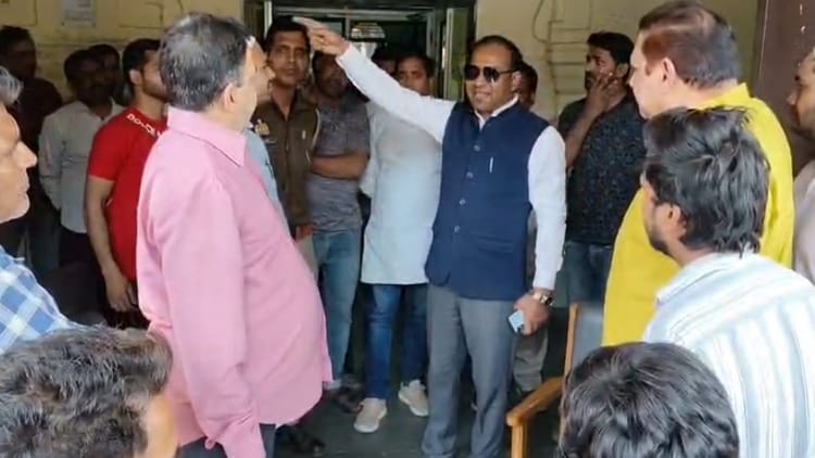 Baghpat: - Baghpat: 'तेरे बाप का ऑफिस नहीं है ये', नगर पालिका में ईओ ने की सभासद से तू-तड़ाक, देखते रहे चेयरमैन