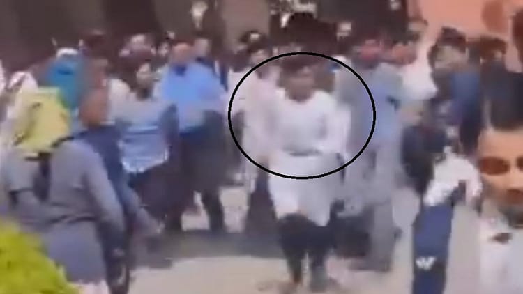 Meerut: - Meerut: आईआईएमटी कॉलेज में होली खेल रहे छात्रों ने मुस्लिम छात्र को बेवजह दौड़ा-दौड़ाकर पीटा, वीडियो वायरल