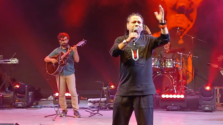 Kanpur: - Kanpur: क्रांति की धरती पर शिवोहम से माहौल शिवमय, पद्मश्री कैलाश खेर के गीतों ने बढ़ाई आध्यात्मिकता