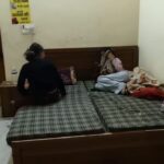 Etawah: - Etawah: होटल राज पैलेस पर छापा, संदिग्ध हालत में पकड़े गए युवक-युवती; रिसेप्शन से मिली रेट लिस्ट, पूछताछ जारी