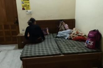 Etawah: - Etawah: होटल राज पैलेस पर छापा, संदिग्ध हालत में पकड़े गए युवक-युवती; रिसेप्शन से मिली रेट लिस्ट, पूछताछ जारी