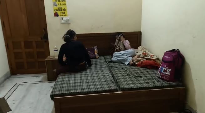 Etawah: - Etawah: होटल राज पैलेस पर छापा, संदिग्ध हालत में पकड़े गए युवक-युवती; रिसेप्शन से मिली रेट लिस्ट, पूछताछ जारी