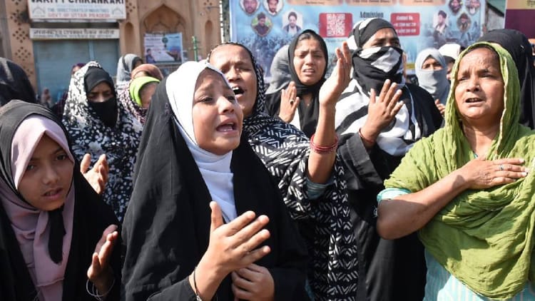 UP News: - UP News: खामेनेई की मौत के बाद यूपी में हाई अलर्ट, प्रदर्शनों पर पुलिस के पैनी नजर; अराजकता फैलाई तो खैर नहीं