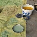 Video: - Video: लखीमपुर खीरी में मंदिरों के चढ़े फूलों से तैयार हो रहा गुलाल, होली पर खूब हो रही बिक्री