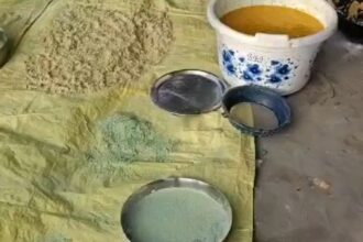 Video: - Video: लखीमपुर खीरी में मंदिरों के चढ़े फूलों से तैयार हो रहा गुलाल, होली पर खूब हो रही बिक्री