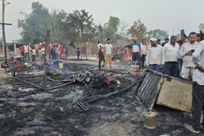 Lakhimpur - Lakhimpur Kheri News: आग में छह झोंपड़ियां जलीं, सिलिंडर फटने से मचा हड़कंप