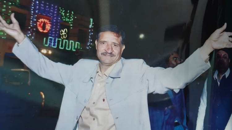 Aligarh - Aligarh News: पुलिस चौकी के पास स्वयं को आग लगाने वाले युवक की मौत, दिल्ली में उपचार के दौरान ली अंतिम सांस