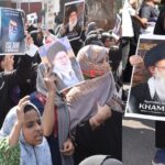 Aligarh: - Aligarh: चेहरे पर गुस्सा और आंखे नम, हाथों में खामनेई की तस्वीर, 40 दिन का अलीगढ़ में शोक घोषित