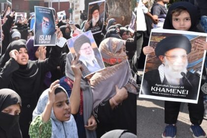 Aligarh: - Aligarh: चेहरे पर गुस्सा और आंखे नम, हाथों में खामनेई की तस्वीर, 40 दिन का अलीगढ़ में शोक घोषित