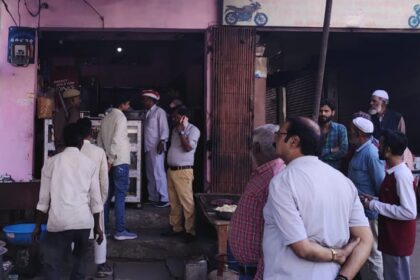 Lakhimpur - Lakhimpur Kheri News: मिठाई की दुकान पर छापे के बाद व्यापारियों का हंगामा