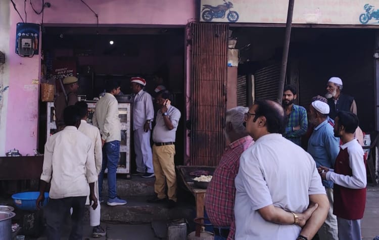 Lakhimpur - Lakhimpur Kheri News: मिठाई की दुकान पर छापे के बाद व्यापारियों का हंगामा