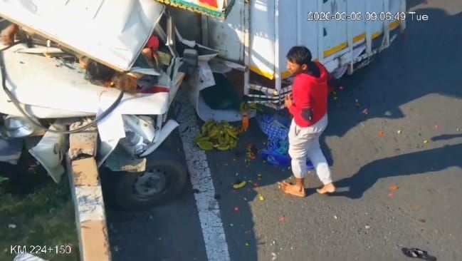 Unnao - Unnao Road Accident: अनियंत्रित होकर डिवाइडर से टकराकर पलटा लोडर; चालक और बच्ची की मौत, दंपती सहित सात घायल