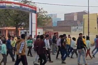 Kasganj: - Kasganj: होलिका दहन को लेकर आक्रोश, अमांपुर में परंपरा तोड़ने के आरोप से गरमाया माहौल; जानें पूरा मामला