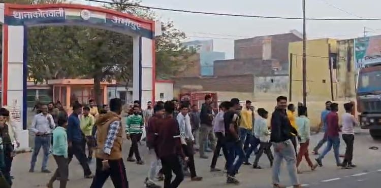 Kasganj: - Kasganj: होलिका दहन को लेकर आक्रोश, अमांपुर में परंपरा तोड़ने के आरोप से गरमाया माहौल; जानें पूरा मामला