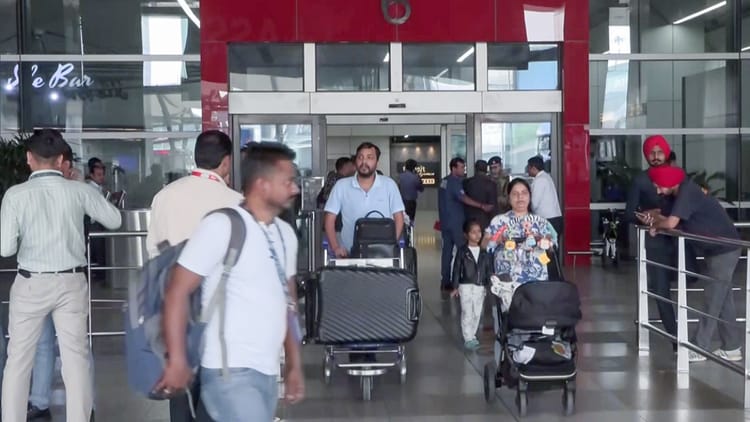 'हर तरफ - 'हर तरफ मिसाइलें, सहम गए थे बच्चे': हमलों के बीच कैसे बीते खौफनाक दिन; मस्कट से लौटे भारतीयों ने सुनाई दास्तां