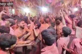Lakhimpur - Lakhimpur Kheri: संकटा देवी मंदिर परिसर में छाया होला का उल्लास, युवाओं ने बरसाया अबीर-गुलाल