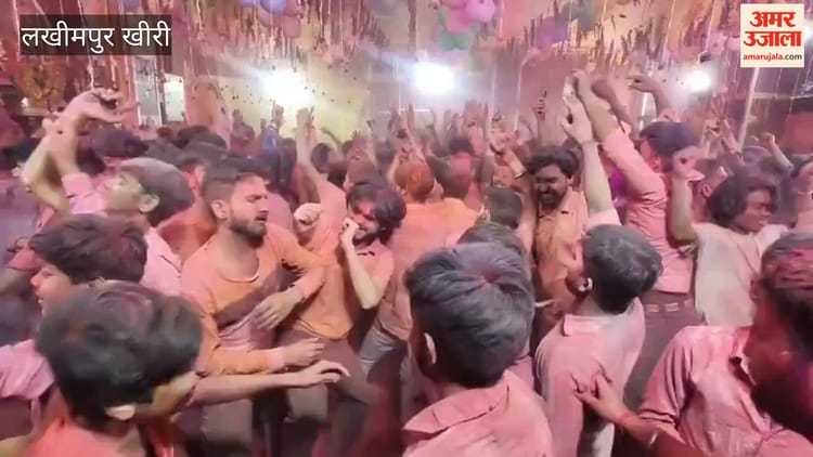 Lakhimpur - Lakhimpur Kheri: संकटा देवी मंदिर परिसर में छाया होला का उल्लास, युवाओं ने बरसाया अबीर-गुलाल