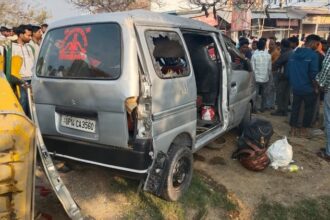 Lakhimpur - Lakhimpur Kheri: हाईवे पर टायर फटने से वैन पलटी, बुजुर्ग की मौत, आठ लोग घायल