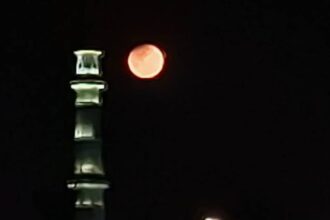 Chandra - Chandra Grahan 2026: लखनऊ में चंद्रग्रहण दिखा, नक्षत्रशाला में टेलिस्कोप से दिखाया जा रहा; देखने को उमड़ी भीड़