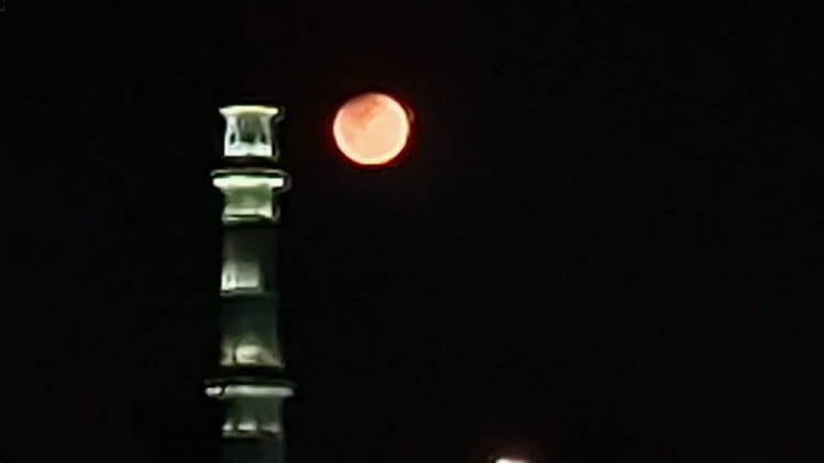 Chandra - Chandra Grahan 2026: लखनऊ में चंद्रग्रहण दिखा, नक्षत्रशाला में टेलिस्कोप से दिखाया जा रहा; देखने को उमड़ी भीड़