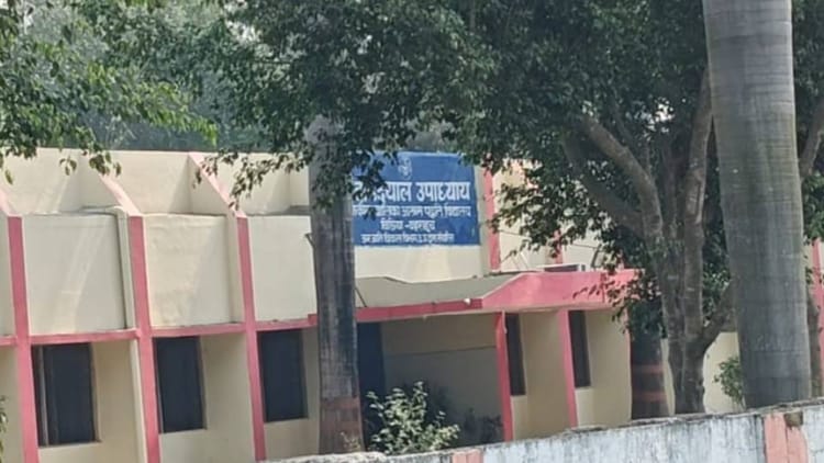 Bahraich: - Bahraich: राजकीय विद्यालय में तैनात सफाई कर्मी ने लाठी से पीट-पीटकर पत्नी को मार डाला, पुलिस ने किया गिरफ्तार