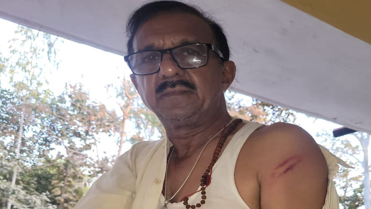 Mahoba: - Mahoba: जिस सड़क को ट्रैक्टर से जोता, उसके ठेकेदार को दबंगों ने पीटा