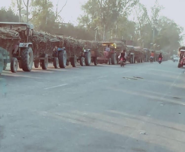Lakhimpur - Lakhimpur Kheri News: गन्ना ट्रॉलियों से लखीमपुर-भीरा राजमार्ग जाम