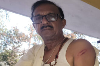 Mahoba: - Mahoba: जिस सड़क को ट्रैक्टर से जोता, उसके ठेकेदार को दबंगों ने पीटा