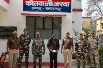 UP News: - UP News: भारत का आधार कार्ड और नेपाल का नागरिकता प्रमाण पत्र, सीमा पर दोहरी पहचान वाला युवक गिरफ्तार; केस दर्ज